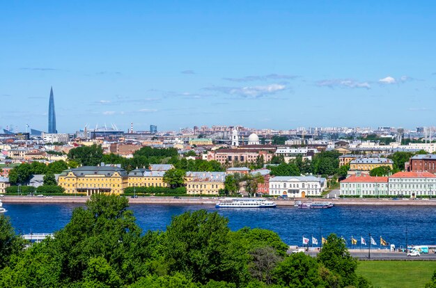 Uitzicht op de stad vanaf de zuilengalerij van de Izaäkkathedraal, Sint-Petersburg, Rusland