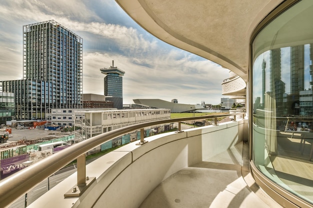 Uitzicht op de stad vanaf het balkon van een