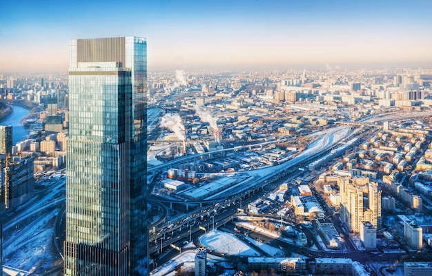 Uitzicht op de stad vanaf het observatiedek en de wolkenkrabber Moscow City