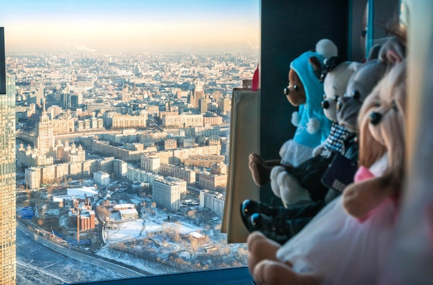 Uitzicht op de stad vanaf het observatiedek en speelgoed Moskou City