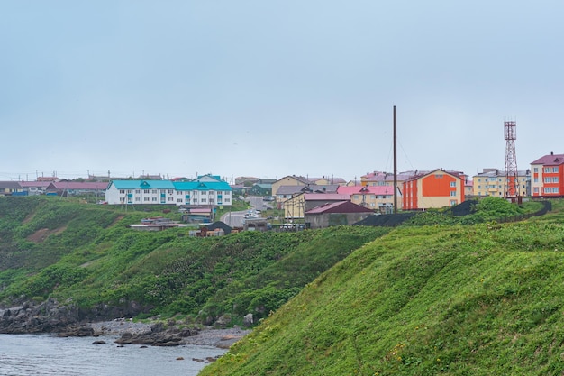 Uitzicht op de stad YuzhnoKurilsk op het eiland Kunashir