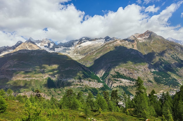 Uitzicht op de stad Zermatt in de Zwitserse Alpen