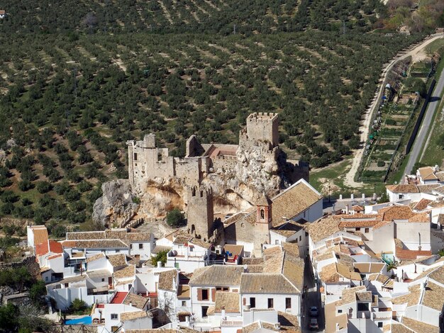 Uitzicht op de stad zuheros met zijn prachtige kasteel 9e eeuw zuheros cordoba spanje