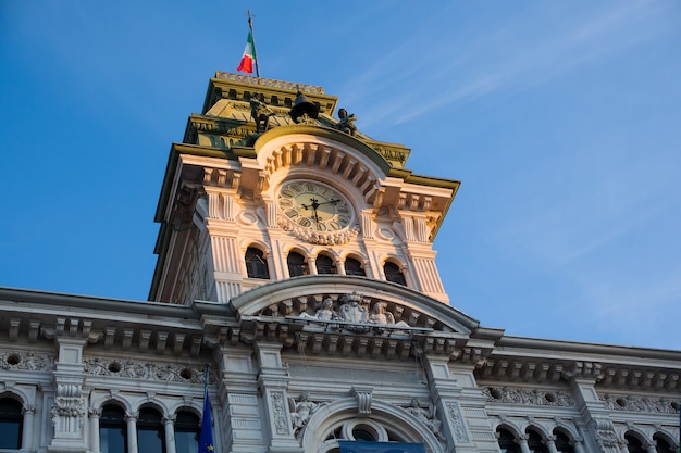 Uitzicht op de stadhuistoren van triëst, in italië