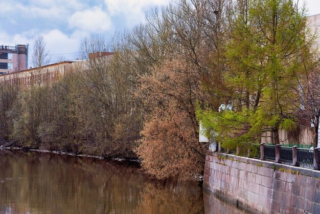 Uitzicht op de stadsdijk in het stadsbeeld van sint-petersburg in het vroege voorjaar