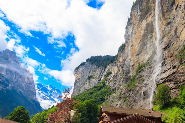 Uitzicht op de Staubbachwatervallen in Lauterbrunnen Bernese Oberland Zwitserland