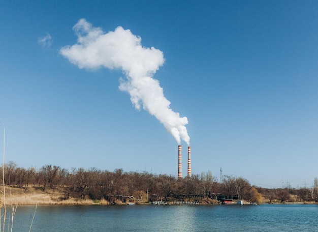 Uitzicht op de Stavropol State District Power Plant in het dorp Solnechnodolskoye Stavropol Territory rookpijpen