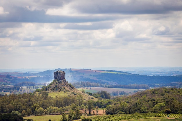 Uitzicht op de stenen toren. ribeirã£o claro stad, parana, brazilië