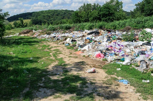 Uitzicht op de stortplaats Stortplaats Een stapel plastic afval, voedselafval en ander afval Vervuiling van de natuur Een zee van afval begint prachtige landschappen binnen te vallen en te vernietigen