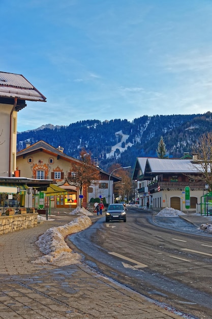 Uitzicht op de straat in Garmisch-Partenkirchen, een idyllisch bergresort het hele jaar door in de Beierse Alpen, slechts een uur ten zuiden van München