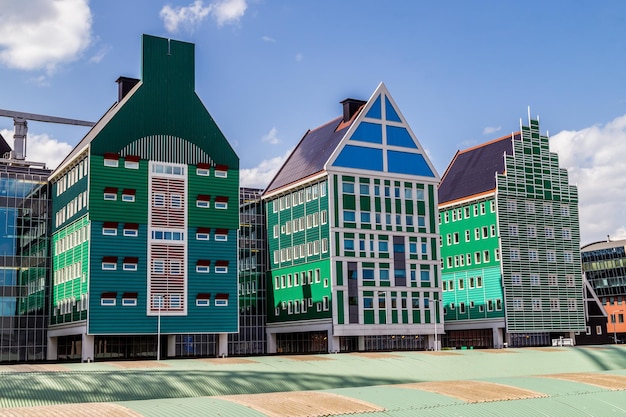 Uitzicht op de straat met typisch Nederlandse kleurrijke huizen in Zaandam Noord-Holland Nederland