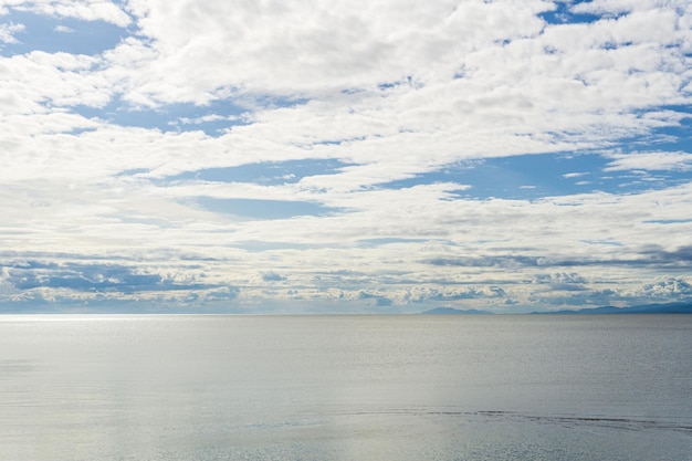 Foto uitzicht op de straat van georgia vanaf iona beach regional park azuurblauwe water bewolkte blauwe lucht