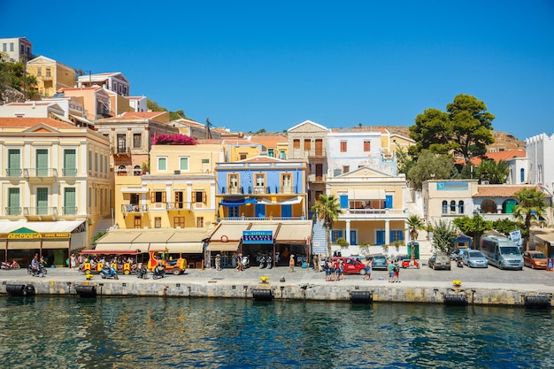 Uitzicht op de straten van een kustlijn en gekleurde huizen op het eiland Symi, Griekenland