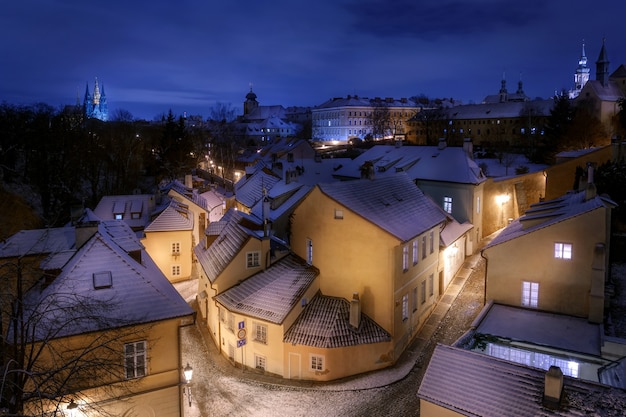 Foto uitzicht op de straten van praag en het huis op de hoek verlicht met lantaarns in de ochtend