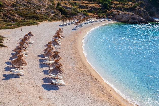 Uitzicht op de stroparaplu in het oprna-strand krk-eiland kroatië