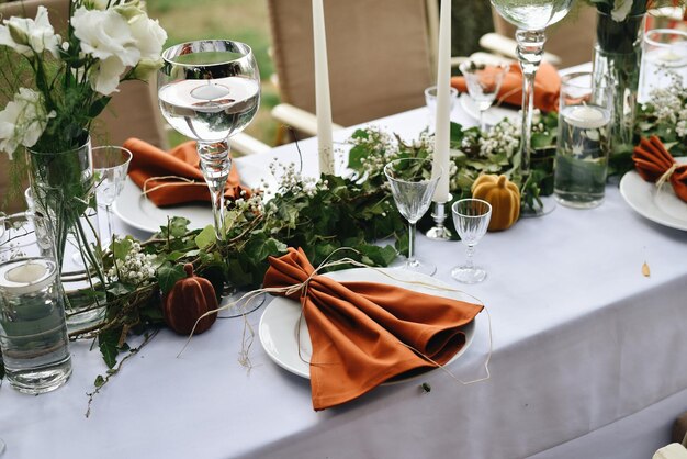 Uitzicht op de tafel met oranje decoratie