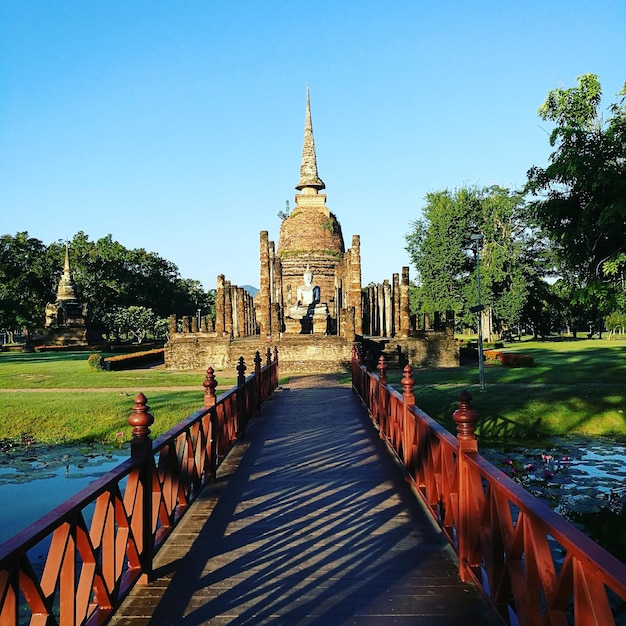 Uitzicht op de tempel tegen een heldere hemel