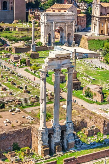 Uitzicht op de tempel van Castor en Pollux en de boog van Septimius Severus in het Forum Romanum