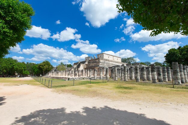 Uitzicht op de tempel van de krijgers in de ruïnes van Chichen Itza, Mexico