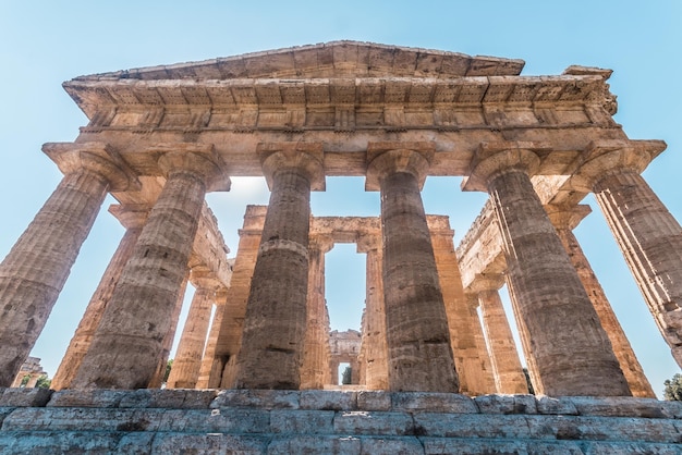 Uitzicht op de tempel van Hera II op de Grieks-Romeinse archeologische vindplaats Paestum, Italië.