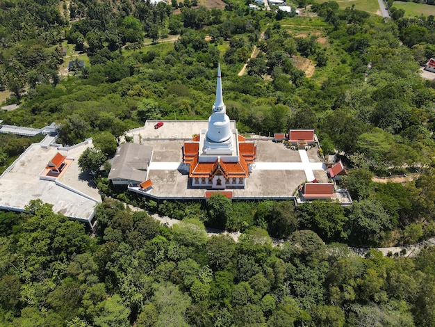 Uitzicht op de tempel van Wat Khao Suwan Pradit Don Sak District, provincie Surat Thani, Thailand