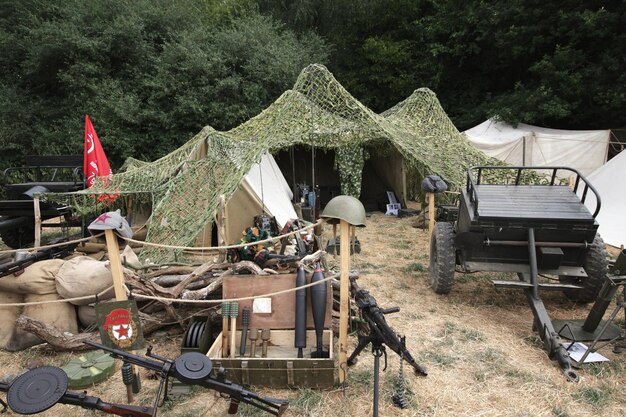 Uitzicht op de tent op het veld