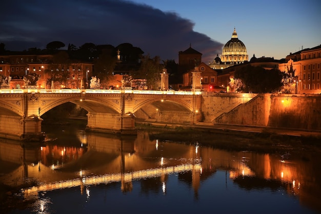 Uitzicht op de Tiber en de Sint-Pietersbasiliek in Rome, Italië