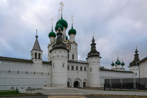 Uitzicht op de toegangspoort tot het Rostov Kremlin Rostov de regio Great Yaroslavl, Rusland