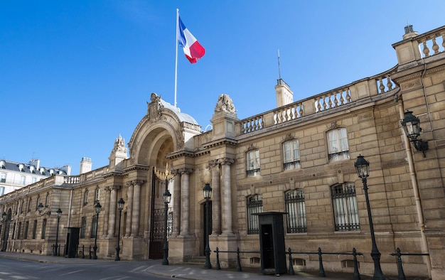 Uitzicht op de toegangspoort van het Elysee-paleis vanaf de Rue du Faubourg SaintHonore Elysee Palace officiële residentie van de president van de Franse Republiek