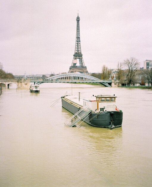 Foto uitzicht op de toren in het water