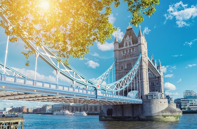 uitzicht op de torenbrug en de rivier de Theems in een zomer in Londen. ideaal voor lay-outs van websites en tijdschriften