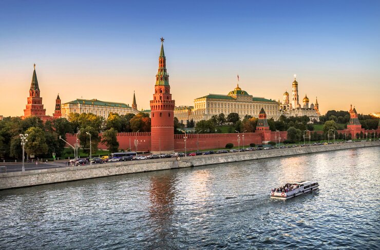 Uitzicht op de torens, tempels van het Kremlin van Moskou en het drijvende schip op een zomeravond