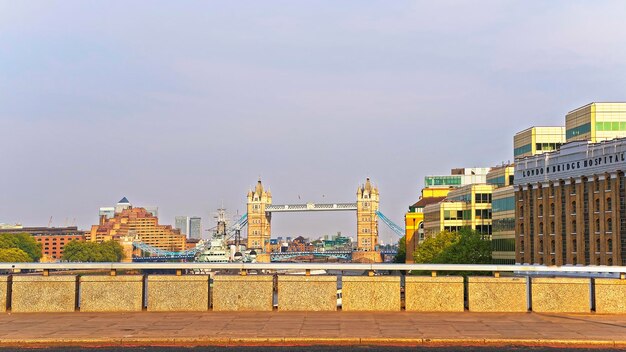 Uitzicht op de tower bridge over de rivier de theems in londen, verenigd koninkrijk. tower bridge is een hang- en basculebrug in londen. het steekt de rivier de theems over en is een iconisch symbool voor londen.