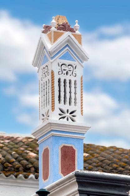 Uitzicht op de traditionele Portugese schoorsteen van de Algarve, met prachtige designdetails.
