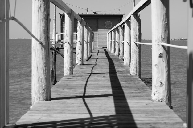 Uitzicht op de trappen die naar de zee leiden