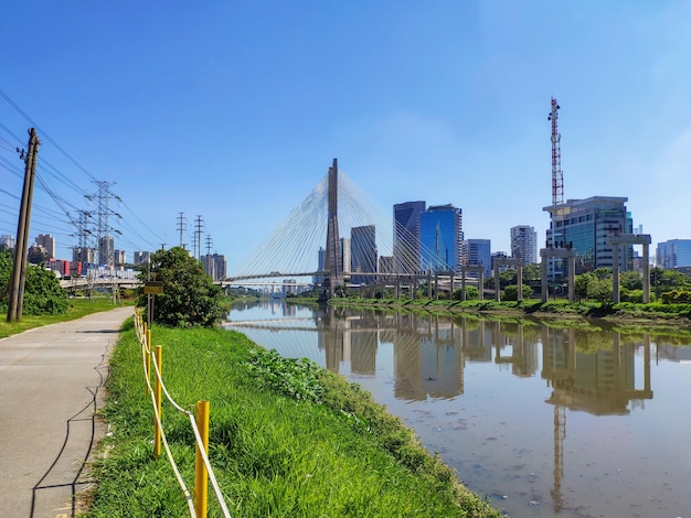 Uitzicht op de tuibrug van de Marginal Pinheiros in Sao Paulo