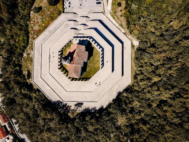 Uitzicht op de turkooisblauwe Soca-rivier bij Kobarid in de Julische Alpen in Slovenië Gedenkteken van de Eerste Wereldoorlog in Kobarid, Slovenië