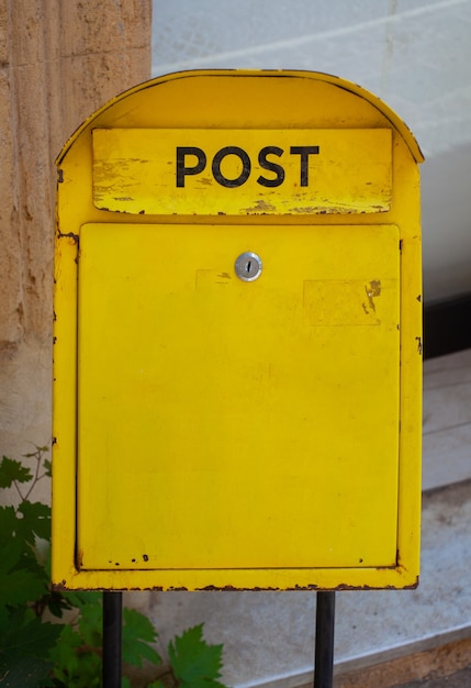 Uitzicht op de typische gele brievenbus, Agrigento