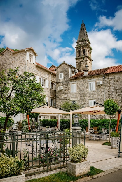 Uitzicht op de typische stenen architectuur in Perast