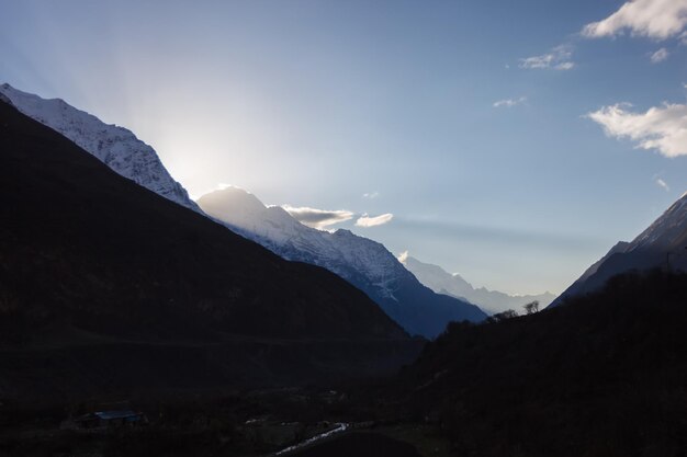 Uitzicht op de vallei en bergtoppen in de regio Manaslu in de Himalaya