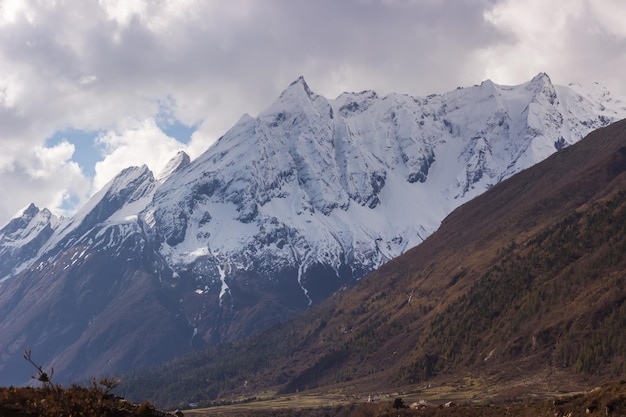 Uitzicht op de vallei en bergtoppen in de regio Manaslu in de Himalaya