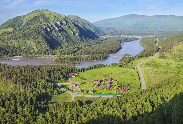 Uitzicht op de vallei van de Katun-rivier in het Altai-gebergte op een zomerdag