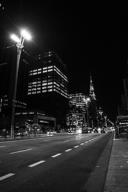 Foto uitzicht op de verlichte stad's nachts