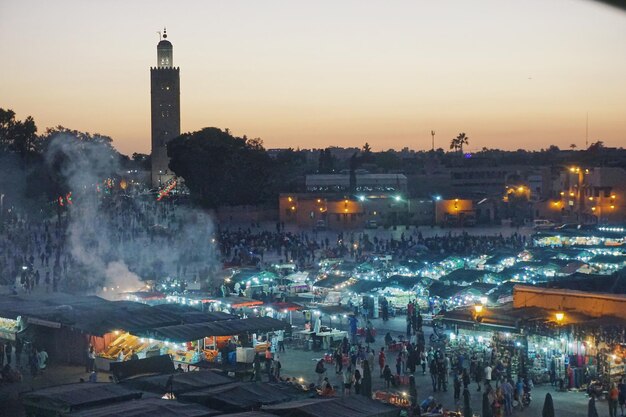 Foto uitzicht op de verlichte stad's nachts