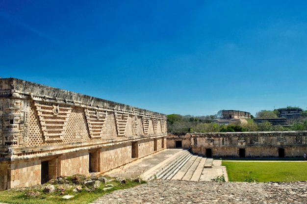 Uitzicht op de vierhoek van de nonnen, in het archeologische gebied van Uxmal, op het schiereiland Yucatan. Mooi toeristisch gebied.