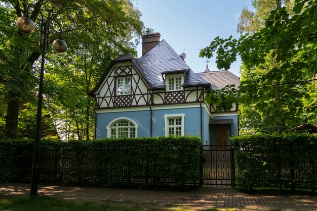 Uitzicht op de villa op Dynamo Street op een zonnige zomerdag Svetlogorsk Kaliningrad regio Rusland