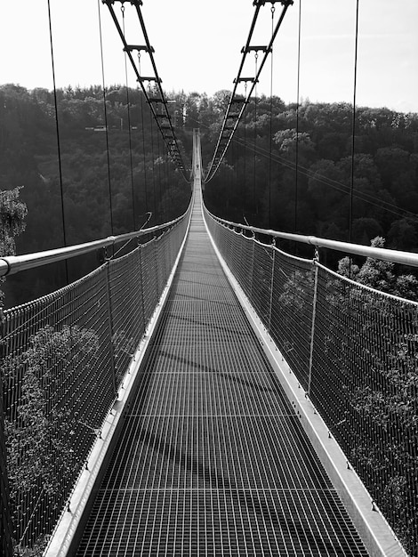 Foto uitzicht op de voetgangersbrug tegen de lucht