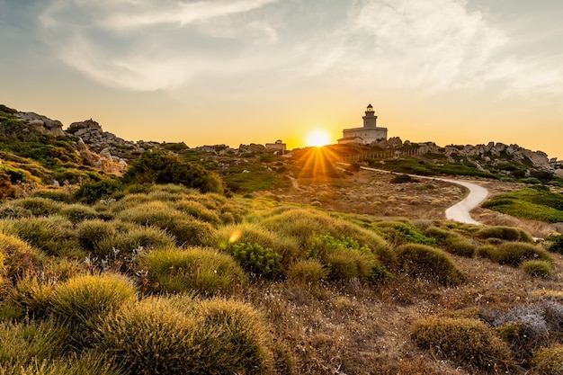 Uitzicht op de vuurtoren in Capo Testa bij zonsondergang, Sardinië.