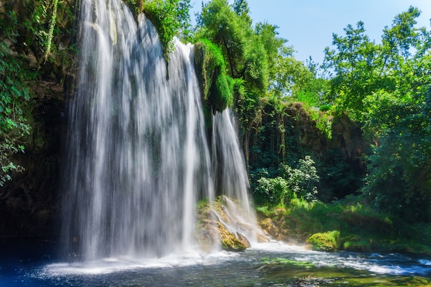 Uitzicht op de waterval upper duden in de stad antalya.