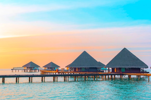 Uitzicht op de watervilla's bij zonsopgang op de Malediven het concept van luxe reizen